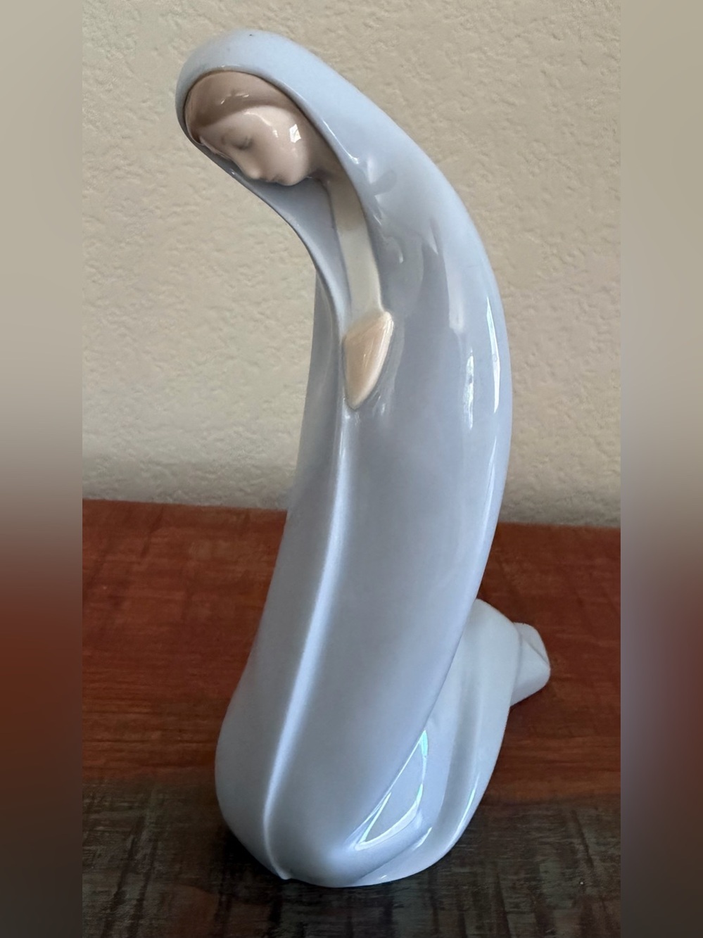 Beautiful, authentic Lladró porcelain figurine titled "Madonna Nativity"